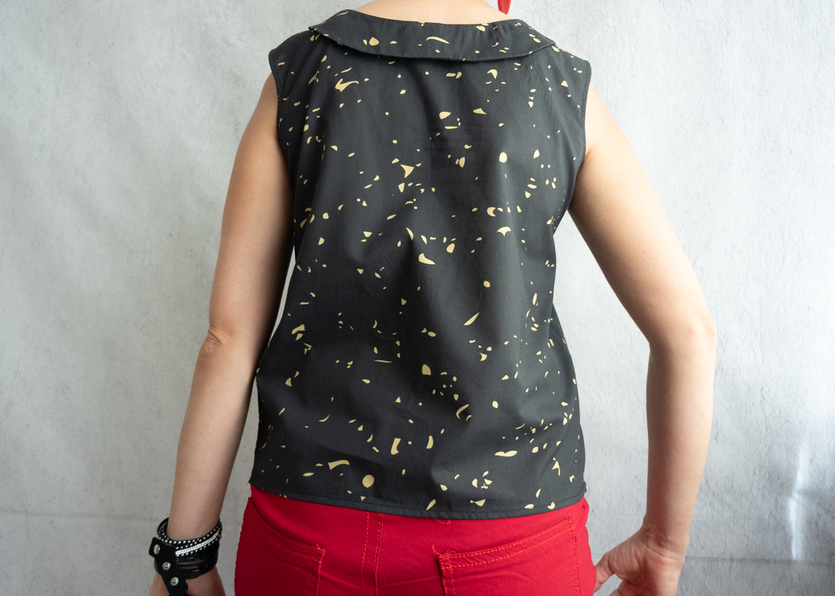DIY light summer woven tank top with a Chelsea collar
Pattern: Seamwork Addison
Fabric: Cotton voile