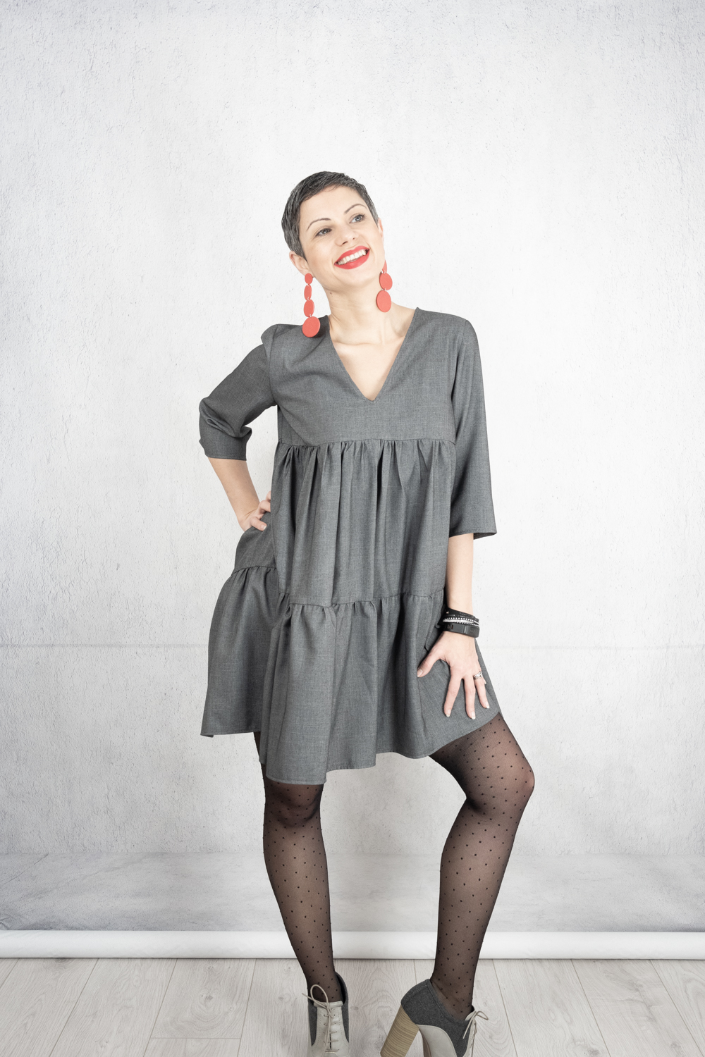 Grey v-neck tiered dress with 3/4 sleeve - DIY with Fibre Mood Mira