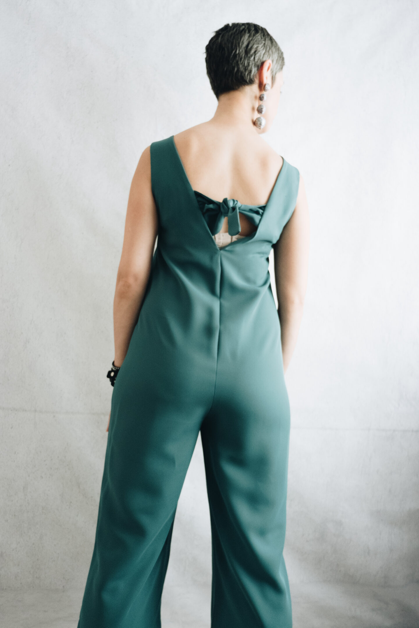 DIY Emerald fitted jumpsuit, with v-neck back and front neckline, front zipper and tie back.
Sewing pattern: Fibre Mood Danika