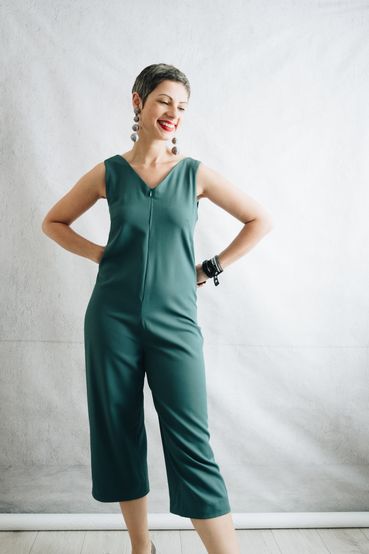 DIY Emerald fitted jumpsuit, with v-neck back and front neckline, front zipper and tie back.
Sewing pattern: Fibre Mood Danika