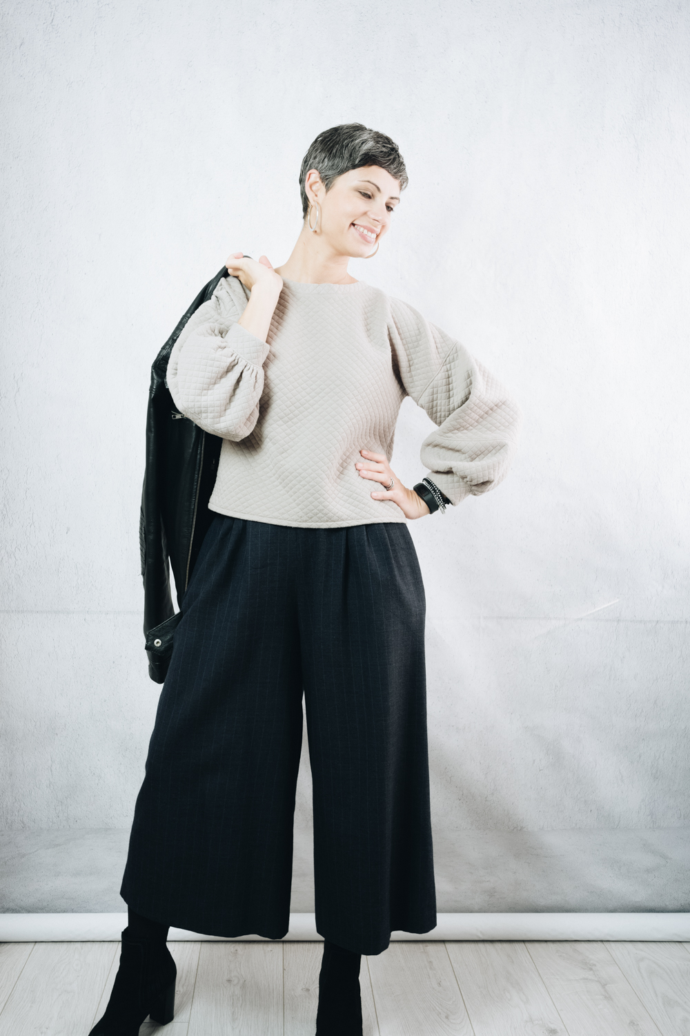 Beige DIY quilted ballon sleeve sweatshirt, hacked from Fiber Mood Nala pattern, worn with wide pinstripe wool culottes and block heel suede ankle boots.
Clothes sewing | handmade | style OOTD